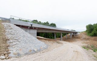 Como os apoios elastoméricos fretados melhoram a performance estrutural de pontes e viadutos