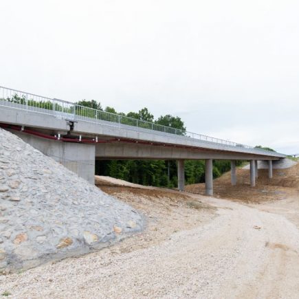 Como os apoios elastoméricos fretados melhoram a performance estrutural de pontes e viadutos