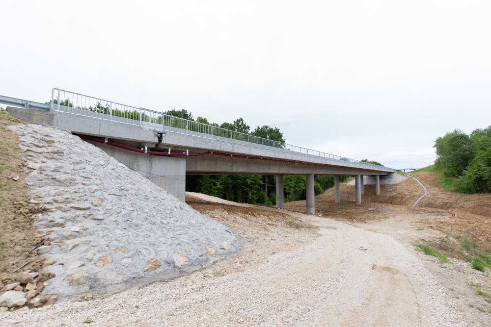 Como os apoios elastoméricos fretados melhoram a performance estrutural de pontes e viadutos