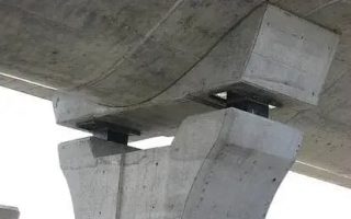 Como os apoios estruturais contribuem para a flexibilidade de pontes suspensas?